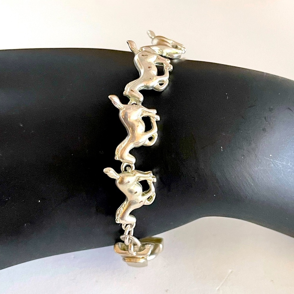 🏇🏇🐎🧲bracelet OF RUNNING HORSES silver magnetic unusual W/STIRUP CLASP